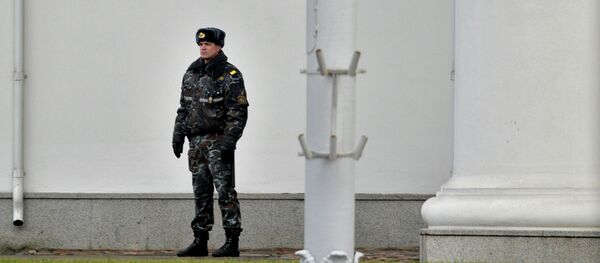 Омоновец на площади Свободы в Минске - Sputnik Беларусь