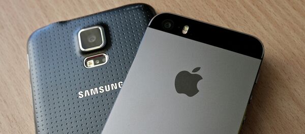 Смартфоны Samsung Galaxy S5 и iPhone 5S - Sputnik Беларусь