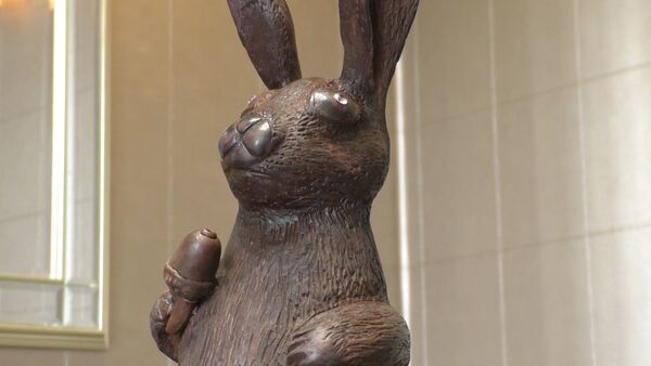 СПУТНИК_Из шоколада и с бриллиантами - какого кролика сделали в Лондоне к Пасхе - Sputnik Беларусь