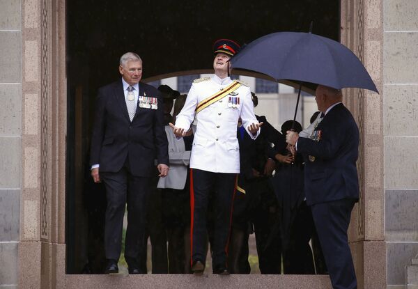 Принц Гарри во время посещения военного мемориала в столице Австралии - Sputnik Беларусь