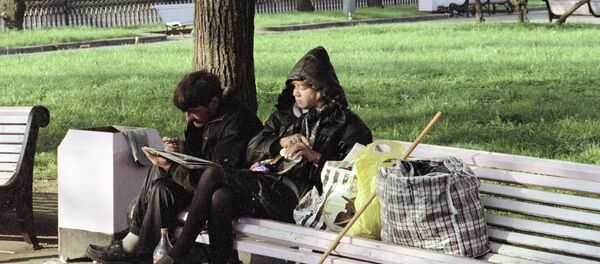 Бомжи сидят на лавочке - Sputnik Беларусь