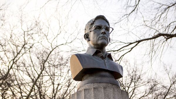 Памятник Сноудену в Нью-Йорке, установленный и демонтированный в один день - Sputnik Беларусь