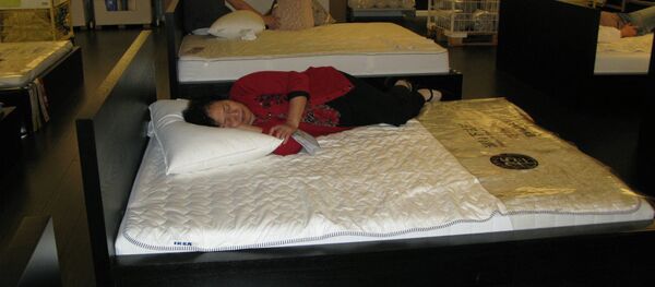 Покупатель спит в магазине IKEA - Sputnik Беларусь