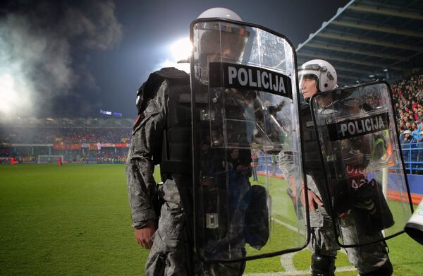 Полицейские во время матча отборочного турнира чемпионата Европы 2016 между сборными Черногории и России - Sputnik Беларусь