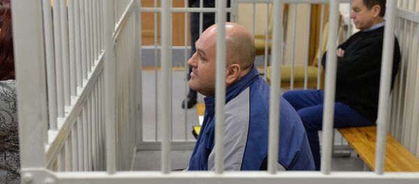Подсудимый Андрей Турченко, за ним также за решеткой - председатель Белкоопсоюза Сергей Сидько - Sputnik Беларусь