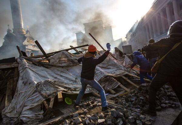 Сторонники оппозиции кидают камни на площади Независимости в Киеве - Sputnik Беларусь