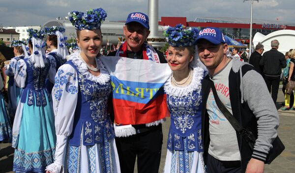 Туристы во время Чемпионата мира по хоккею в Минске в 2014 году - Sputnik Беларусь