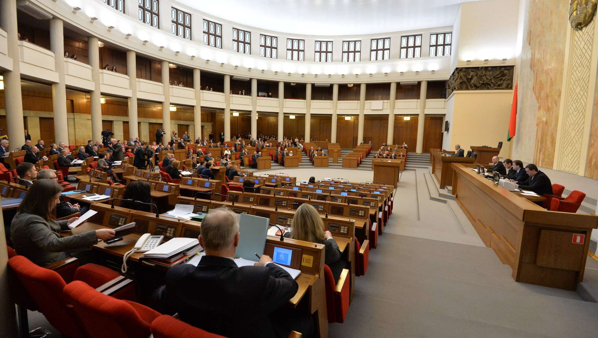 Палаты рб. Парламент РБ. Национальное собрание Республики Беларусь пленарное заседание. Государственная служба в Беларуси. Зал заседаний белорусского парламента.