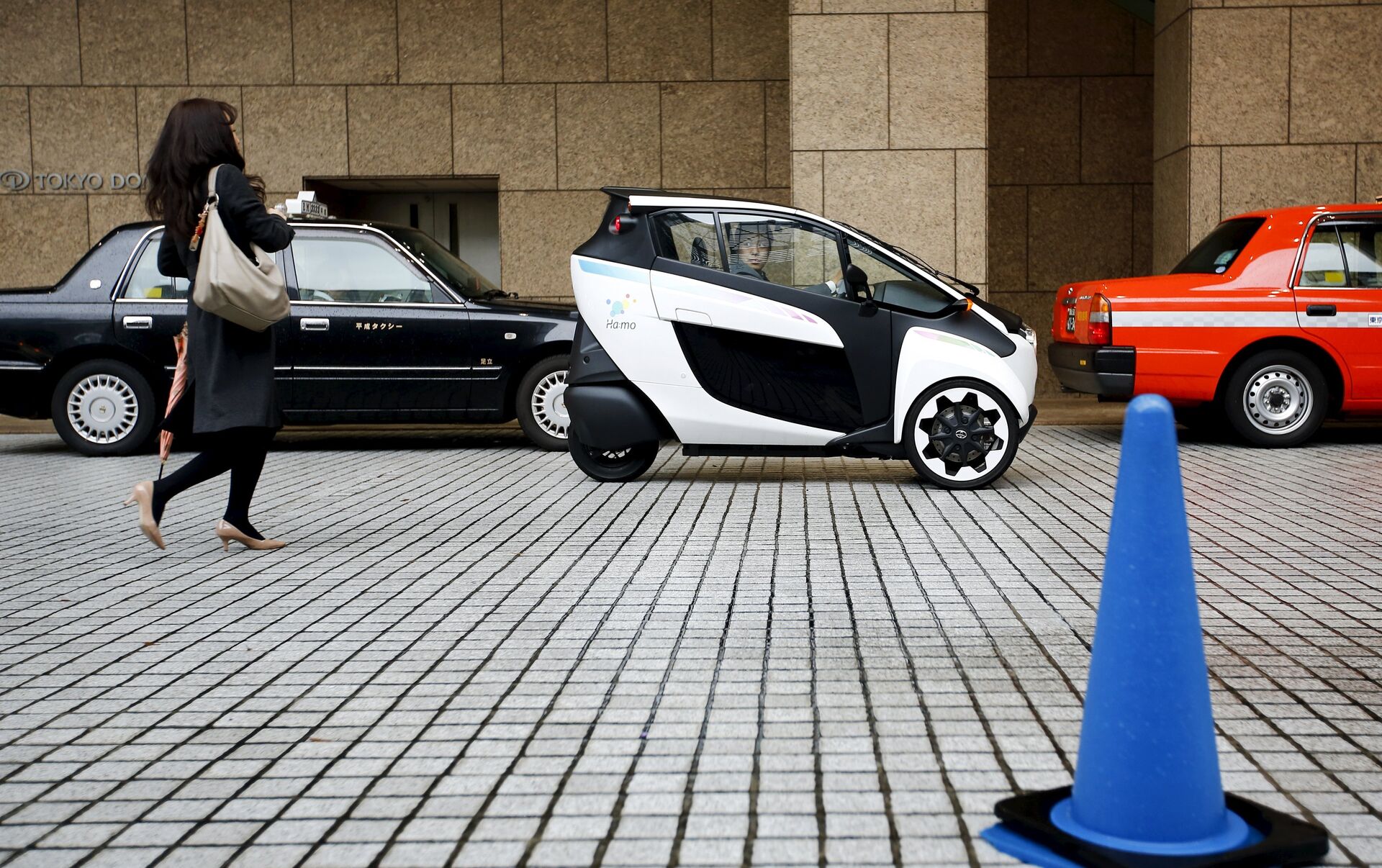 Electric car in Tokyo с грузом. Electric car in Tokyo i. Toyota i go.