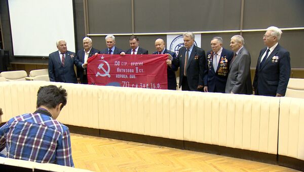 СПУТНИК_Ветераны вручили космонавтам знамя Победы, которое развернут на МКС 9 мая - Sputnik Беларусь