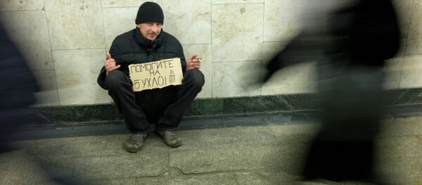 Нищий в одном из подземных переходов города - Sputnik Беларусь