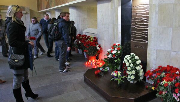 Мемориальный знак в память о жертвах теракта в метро - Sputnik Беларусь