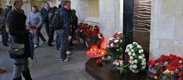 Мемориальный знак в память о жертвах теракта в метро - Sputnik Беларусь