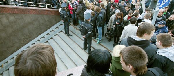Жители Минска у входа на станцию метро, где произошел взрыв - Sputnik Беларусь