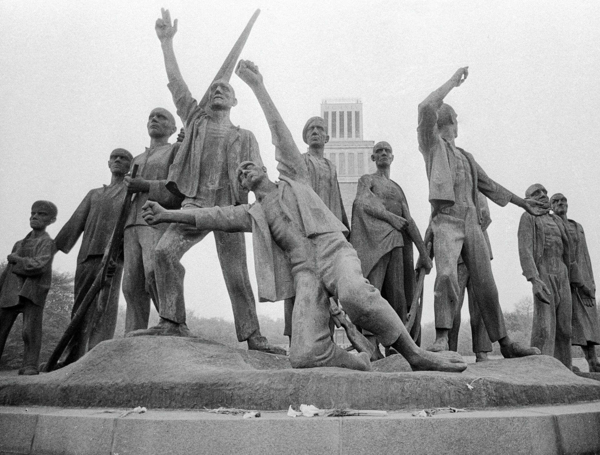 Монумент Борцам сопротивления фашизму в Бухенвальде, скульптор Фриц Кремер. - Sputnik Беларусь, 1920, 08.04.2022