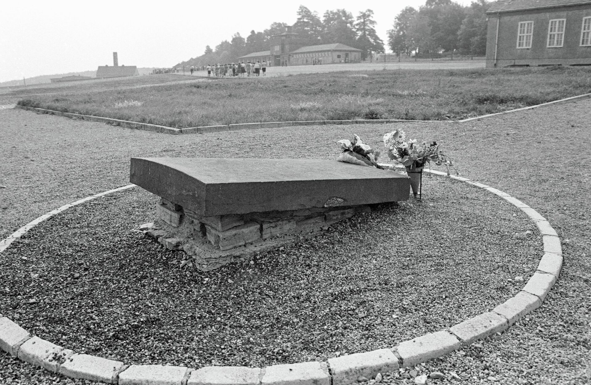 Памятная плита на месте, где стоял один из бараков концентрационного лагеря Бухенвальд. - Sputnik Беларусь, 1920, 08.04.2022