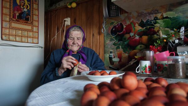 Крашение яиц луковой шелухой в деревне - Sputnik Беларусь