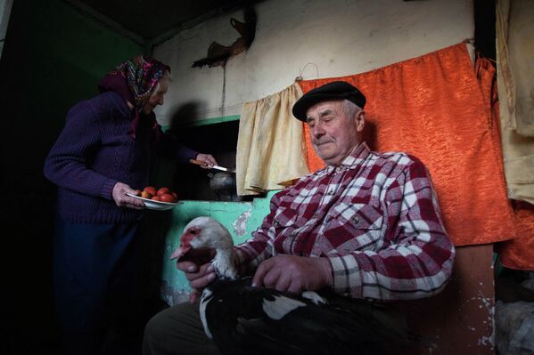 Крашение яиц луковой шелухой в деревне - Sputnik Беларусь