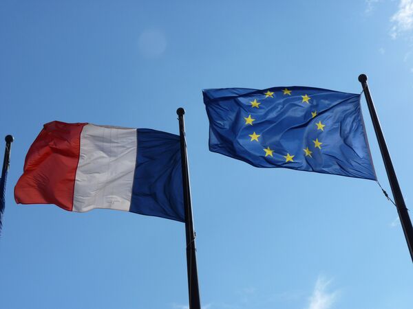 Флаги Франции и ЕС - Sputnik Беларусь