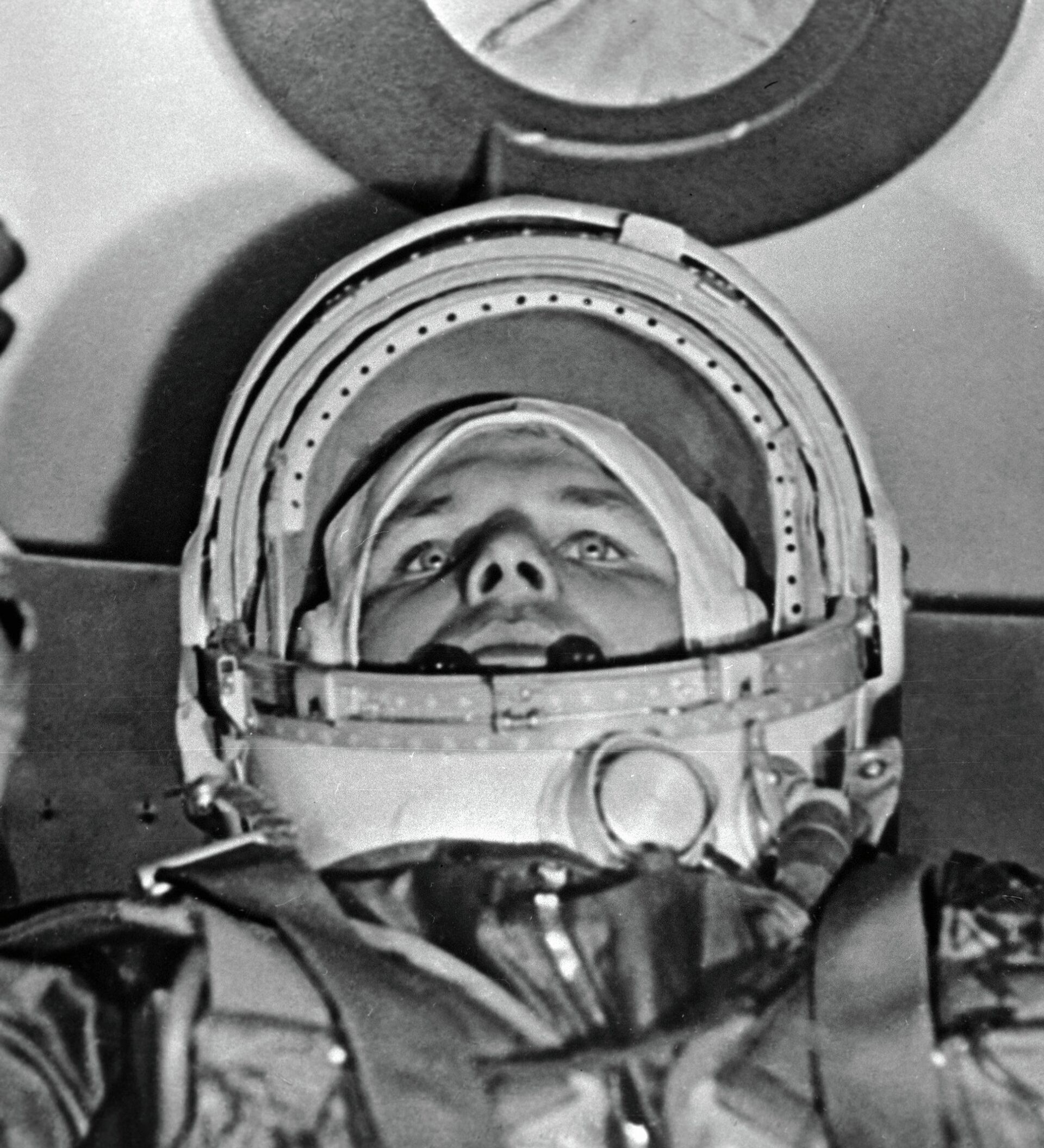 1 полет человека в космос произошел. Космонавт 1961 Гагарин.