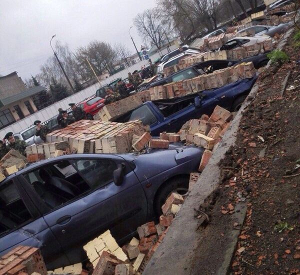 Кирпичная стена обрушилась на припаркованные автомобили - Sputnik Беларусь