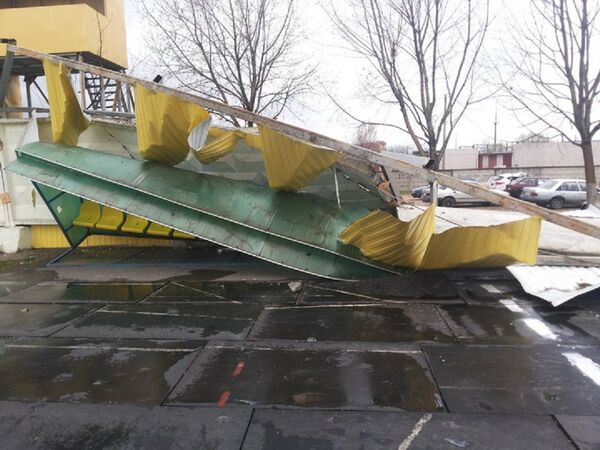 Поваленный ветром бетонный забор на стадионе Строитель в Солигорске - Sputnik Беларусь