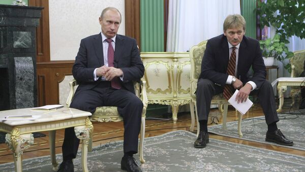 Президент РФ Владимир Путин и его пресс-секретарь Дмитрий Песков - Sputnik Беларусь