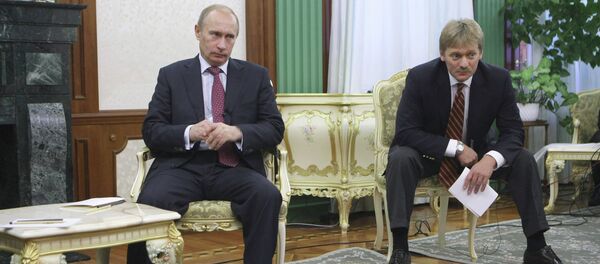 Президент РФ Владимир Путин и его пресс-секретарь Дмитрий Песков - Sputnik Беларусь