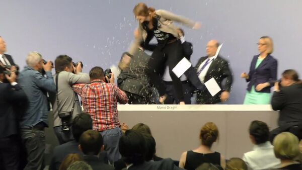СПУТНИК_Девушка с криком запрыгнула на стол главы ЕЦБ во время пресс-конференции - Sputnik Беларусь