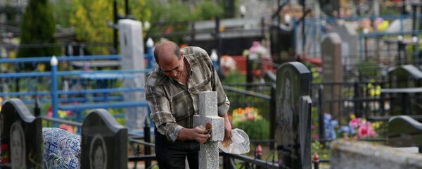 Посещение кладбищ в день Радуницы - Sputnik Беларусь