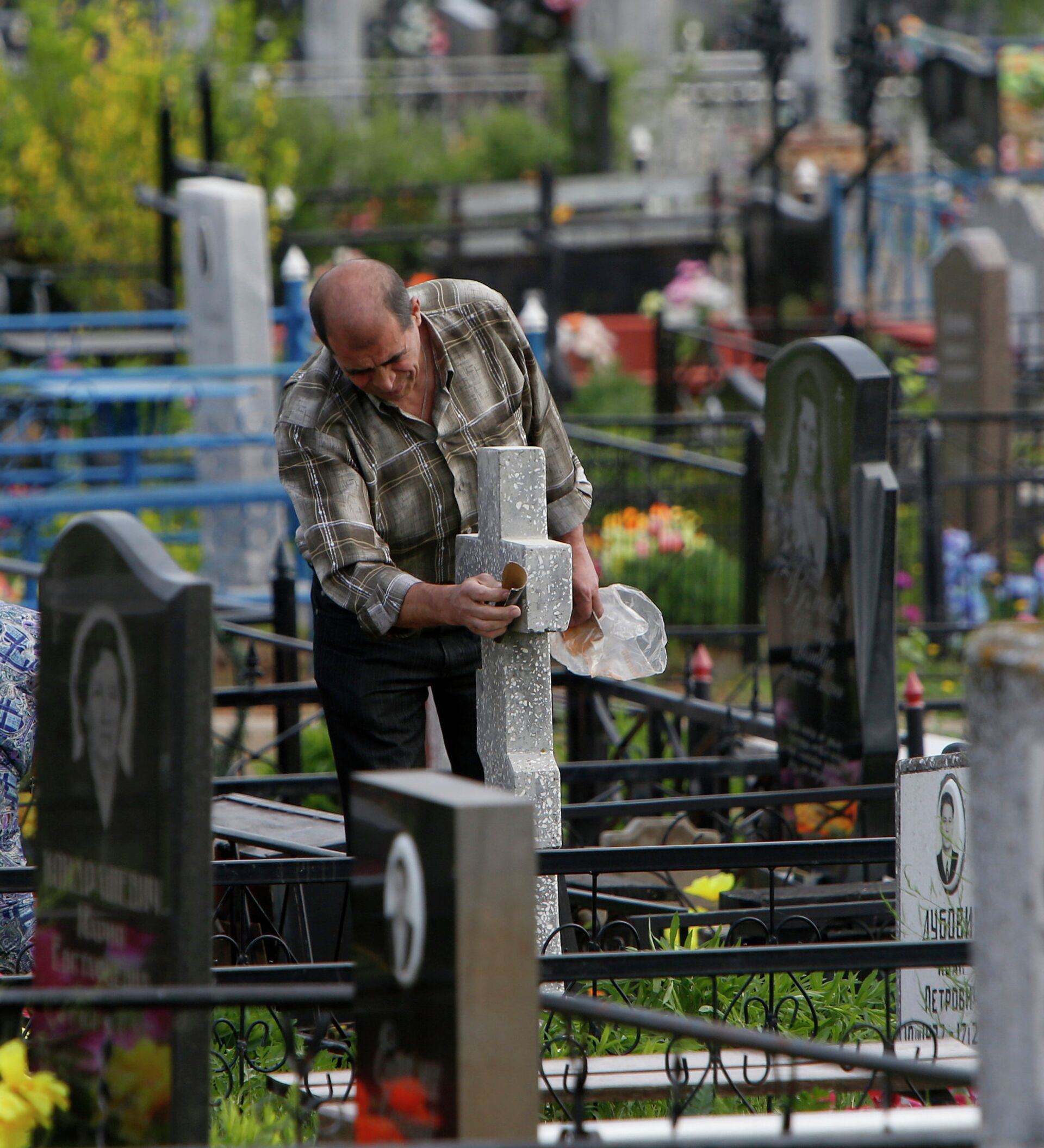 Можно ходить на кладбище до 40 дней. Посетители кладбища. Парень плачет на кладбище. Фото родных на кладбище.
