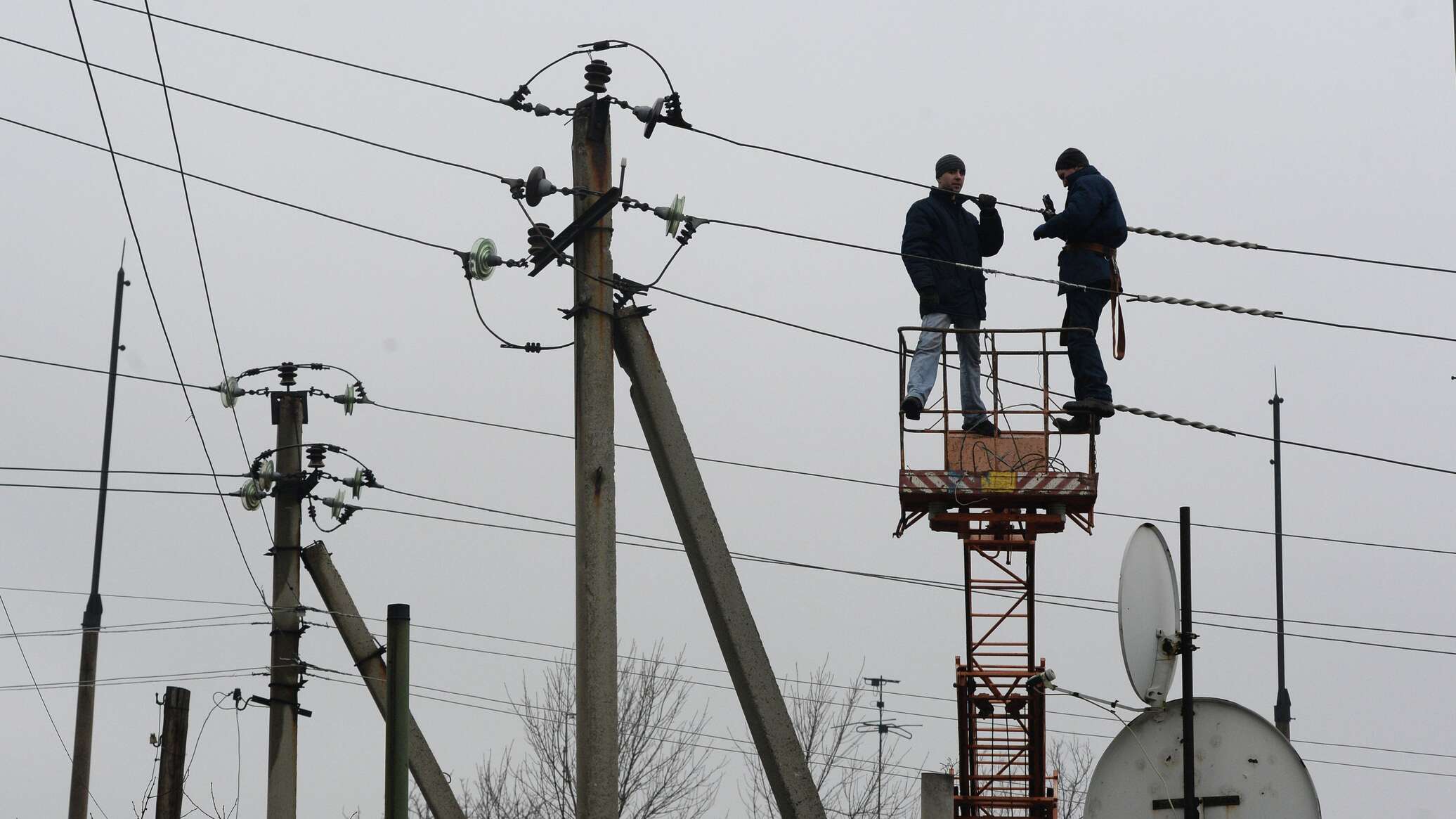 Более 250 населенных пунктов Беларуси были без света из-за сильного ветра -  03.04.2024, Sputnik Беларусь