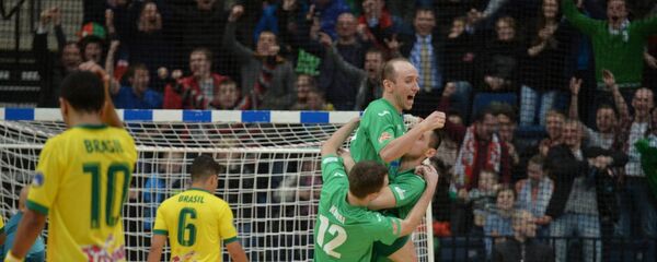 Игроки белорусской сборной по футзалу празднуют забитый гол - Sputnik Беларусь