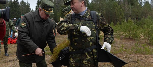 Премьер-министр Беларуси Андрей Кобяков на посадке леса, архивное фото Премьер-министр Беларуси Андрей Кобяков на посадке леса, архивное фото - Sputnik Беларусь
