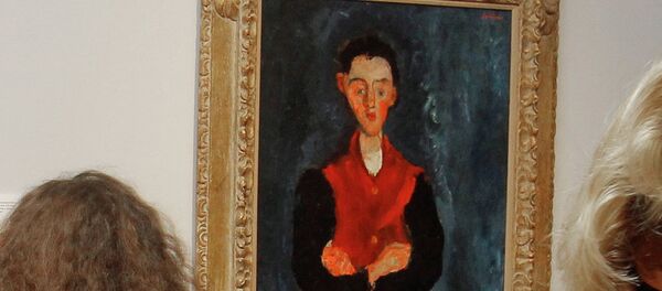 Посетители у картин Пабло Пикассо Женщина сидящая с кошкой и Хаима Сутина Камердинер (справа) Посетители у картин Пабло Пикассо Женщина сидящая с кошкой и Хаима Сутина Камердинер (справа) - Sputnik Беларусь