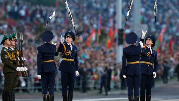Военнослужащие роты почетного караула принимают участие в военном параде - Sputnik Беларусь