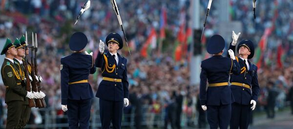 Военнослужащие роты почетного караула принимают участие в военном параде - Sputnik Беларусь