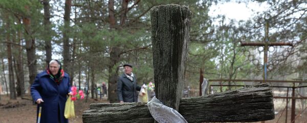 Старыя ідуць на могілкі ў адселенай вёсцы Дронькі Хойнікскага раёна Старыя ідуць на могілкі ў адселенай вёсцы Дронькі Хойнікскага раёна - Sputnik Беларусь