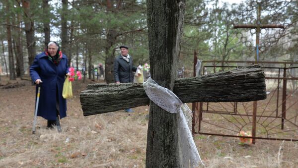 Старики идут на кладбище в отселенной деревне Дроньки Хойникского района. - Sputnik Беларусь