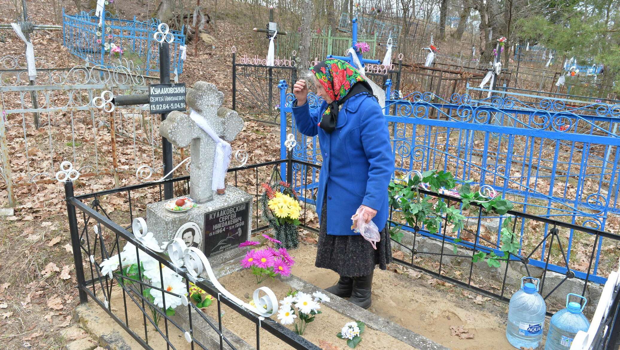 Навещал кладбище. Православная могила. Бабушка на кладбище. Родительский день на кладбище. Могила на кладбище.