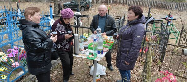 Беларусы памінаюць продкаў на Радаўніцу, архіўнае фота - Sputnik Беларусь