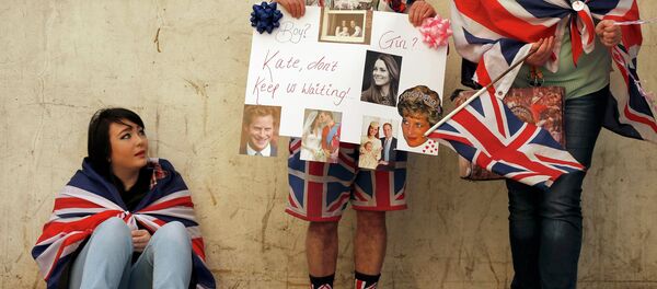 Фанаты королевской семьи у больницы Святой Марии в Лондоне - Sputnik Беларусь