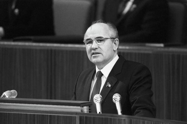 М.С.Горбачев выступает с докладом - Sputnik Беларусь