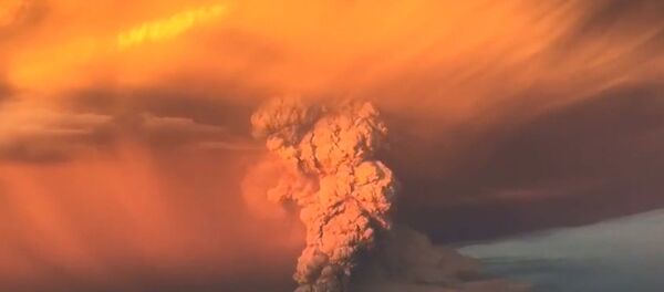 Вулкан Кальбуко в Чили выбросил тонны пепла и окрасил небо в оранжевый цвет - Sputnik Беларусь