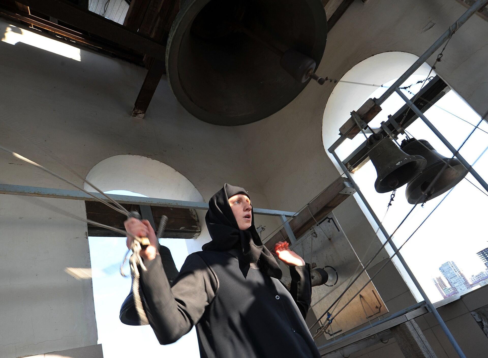 Послушница монастыря звонит в колокола  - Sputnik Беларусь, 1920, 10.03.2023