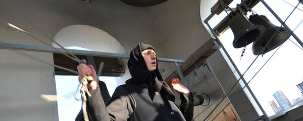 Послушница монастыря звонит в колокола Послушница монастыря звонит в колокола - Sputnik Беларусь