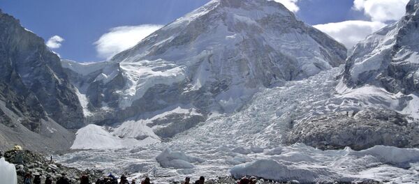 Альпинисты возвращаются с экспедиции на Эверест, архивное фото - Sputnik Беларусь