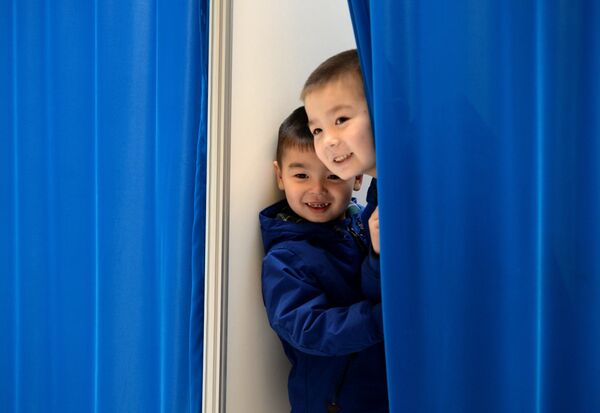 Маленькие граждане Казахстана на избирательном участке - Sputnik Беларусь
