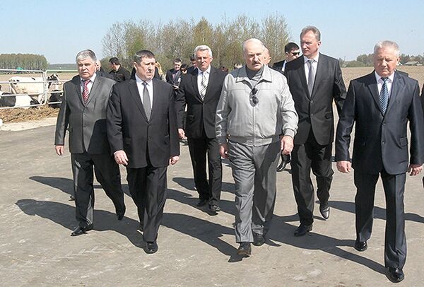 Александр Лукашенко во время посещения Могилевской области в годовщину ЧАЭС в 2014 году - Sputnik Беларусь