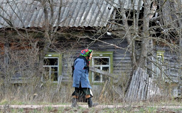 Переселенка из деревни Дроньки Хойникского района навещает свой дом в зоне отчуждения на Радуницу - Sputnik Беларусь